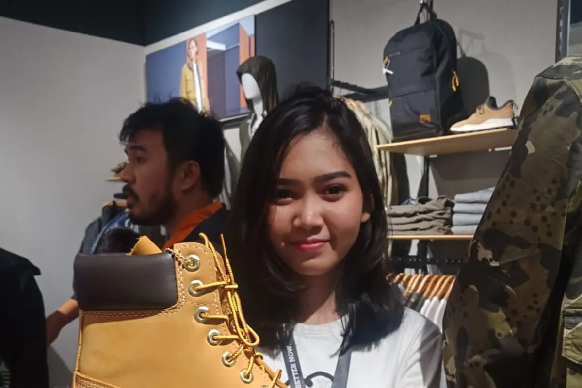 Selamatkan Bumi dengan Membuat Koleki Sepatu dari Bahan Daur Ulang