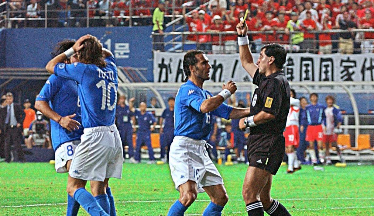 Kontroversi berikutnya adalah saat Byron Moreno mengeluarkan kartu kuning kedua yang berujung kartu merah untuk Francesco Totti di babak perpanjangan waktu. Totti dianggap melakukan diving, padahal posisi Byron Moreno amat jauh dari tempat kejadian. (AFP/Kim Jae-hwan)