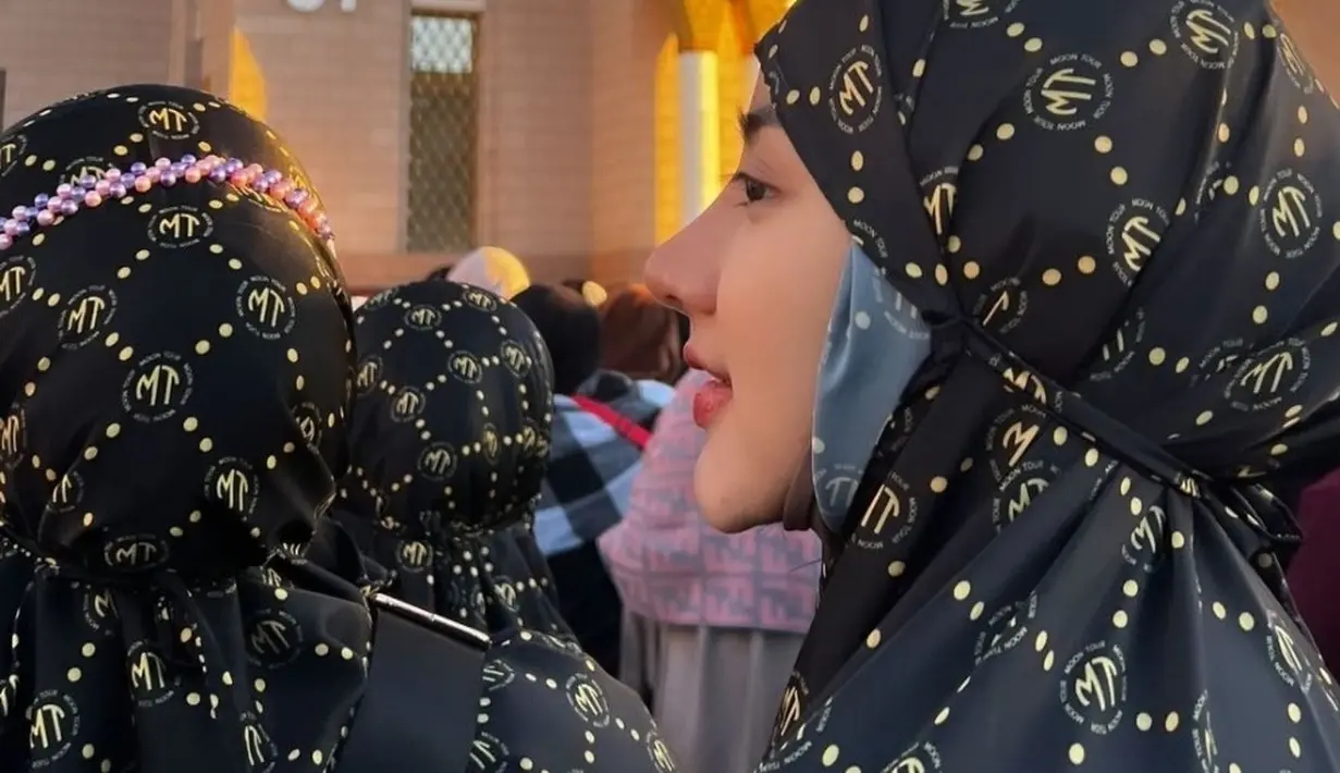 Pujian datang dari sebagian netizen yang menyebut bahwa penampilan Ghea dengan hijab membuatnya terlihat makin anggun. Beberapa dari mereka bahkan berharap agar Ghea tetap mempertahankan gaya berpakaian tersebut setelah kembali. (Liputan6.com/IG/@gheayoubi)