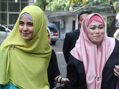 Risty Tagor bersama kuasa hukumnya berjalan menuju gedung KPAI, Jakarta, Rabu (6/4/2016). Risty Tagor diperiksa KPAI atas laporan mantan suaminya Stuart Collin terkait pengaduan hak asuh anak. (Liputan6.com/Herman Zakharia)