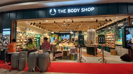Melihat Beauty Store Estetik Pertama The Body Shop yang Dibuat dari 100% Sampah