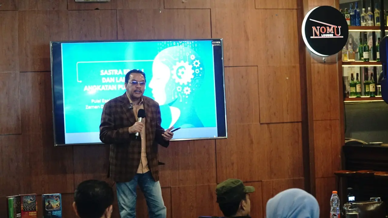 Penggagas puisi esai Denny JA memberikan sambutan pada pembukaan konferensi pers "Lahirnya Angkatan Puisi Esai: Sastra di Era AI & Puisi Esai goes to Germany" yang diselenggarakan di Nomu Kafe, Mahakam, Jakarta Selatan pada Jumat (20/6/2025) (Istimewa)