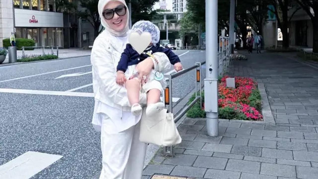 5 Potret Syahrini Rayakan Lebaran Idulaha di Jepang, Pakai Outfit Serba Putih Sambil Tenteng Tas Mewah Seharga Mobil Listrik Mewah