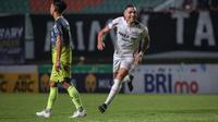 Pemain Persis Solo, Jaimerson Da Silva Xavier melakukan selebrasi setelah mencetak gol pertama timnya pada laga lanjutan BRI Liga 1 2022/2023 antara Persib Bandung melawan Persis Solo di Stadion Pakansari, Bogor, Selasa (04/04/2023). (Bola.com/Bagaskara Lazuardi)