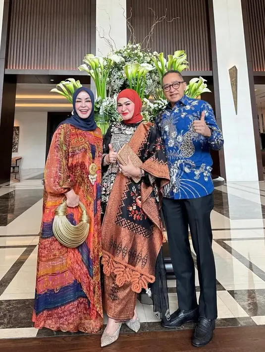 Chintami Atmanegara jadi salah satu artis senior yang hadir di acara ini. Ia tampil dengan dress colorful dan hijab warna biru navy. [@chintamiatmanagara].