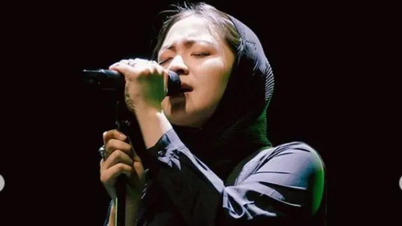Potret Bernadya Tampil Kenakan Hijab Saat Manggung di Aceh, Dapat Pujian Karena Hormati Adat Setempat