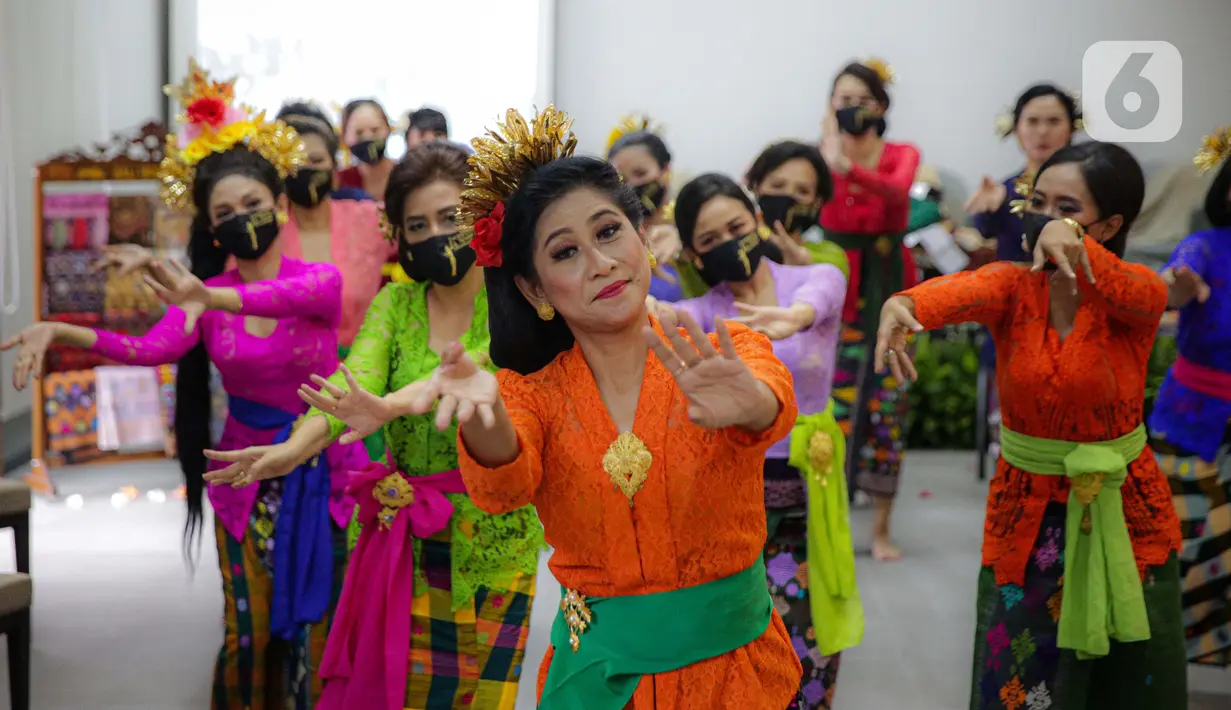 <p>Anggota Perempuan Pelestari Budaya Indonesia menari Bali dalam Fashion Show Virtual di Jakarta, Sabtu (21/11/2020). Acara ini bertemakan #BalikemBali bertujuan eksplorasi yakni mengangkat kembali minat wisatawan lokal maupun mancanegara untuk berkunjung ke Bali. (Liputan6.com/Faizal Fanani)</p>