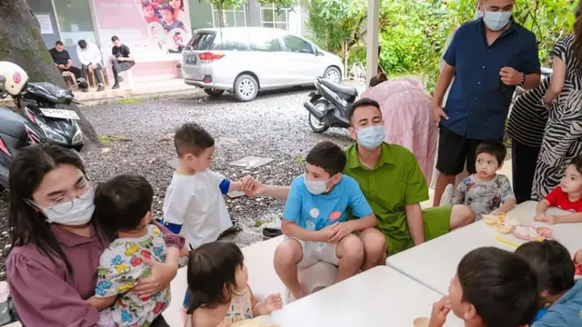 Potret Rafathar dan Rayyanza Sambangi Panti Asuhan Bali, Dapat Sambutan Hangat (credit: https://www.instagram.com/raffinagita1717/).
