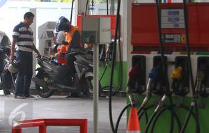Pengendara motor mengisi kendaraannya dengan BBM di salah satu SPBU, Jakarta, Selasa (15/3). Pertamina menurunkan harga bahan bakar minyak (BBM) umum Pertamax, Pertamax Plus, Pertamina Dex, dan Pertalite Rp 200 per liter. (Liputan6.com/Angga Yuniar)