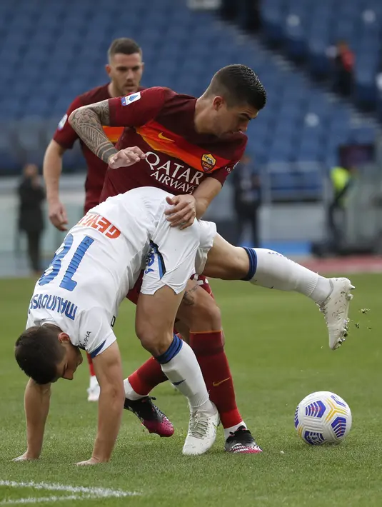Gelandang Atalanta, Ruslan Malinovskyi berebut bola dengan pemain AS Roma, Gianluca Mancini pada pertandingan Liga Serie A Italia di Stadion Olimpiade Roma, Italia, Jumat (23/4/2021). Dalam pertandingan ini pemain Roma dan Atalanta mendapatkan kartu merah dari wasit. (AP Photo/Alessandra Tarantino)