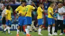 Pemain timnas Brasil meninggalkan lapangan dengan kecewa setelah kalah dari Belgia pada laga perempat final Piala Dunia 2018 di Stadion Kazan Arena, Jumat (6/7). Brasil terdepak dari Piala Dunia 2018 setelah takluk dari Belgia 1-2. (Roman Kruchinin/AFP)
