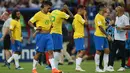 Pemain timnas Brasil meninggalkan lapangan dengan kecewa setelah kalah dari Belgia pada laga perempat final Piala Dunia 2018 di Stadion Kazan Arena, Jumat (6/7). Brasil terdepak dari Piala Dunia 2018 setelah takluk dari Belgia 1-2. (Roman Kruchinin/AFP)