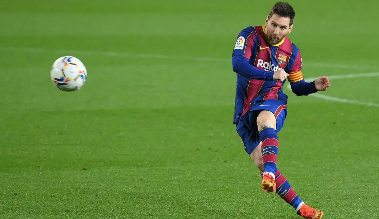 Pemain Barcelona Lionel Messi menendang bola saat melawan Huesca pada pertandingan Liga Spanyol di Stadion Camp Nou, Barcelona, Spanyol, Senin (15/3/2021). Barcelona menang 4-1. (LLUIS GENE/AFP)