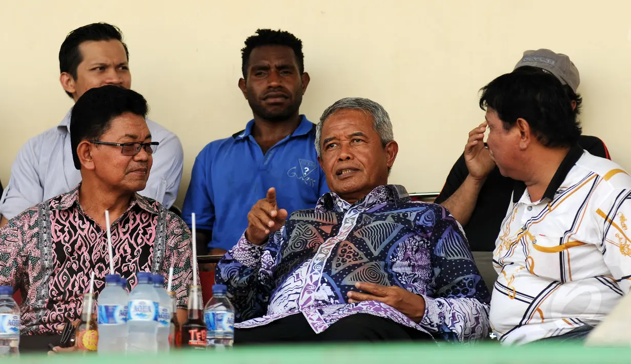 Ketua Umum PSSI, Djohar Arifin Husin hadir menyaksikan laga Timnas U-19 Indonesia kontra Semen Padang U-21 di Stadion Singaperbangsa, Karawang, Jumat (6/3/2015). Timnas U-19 Indonesia unggul 2-1 atas Semen Padang U-21. (Liputan6.com/Helmi Fithriansyah)