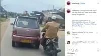 Seperti dilansir akun Instagram @roda2blog, Rabu (23/10/2019), terlihat pengendara motor mendorong kendaraan dengan kakinya.