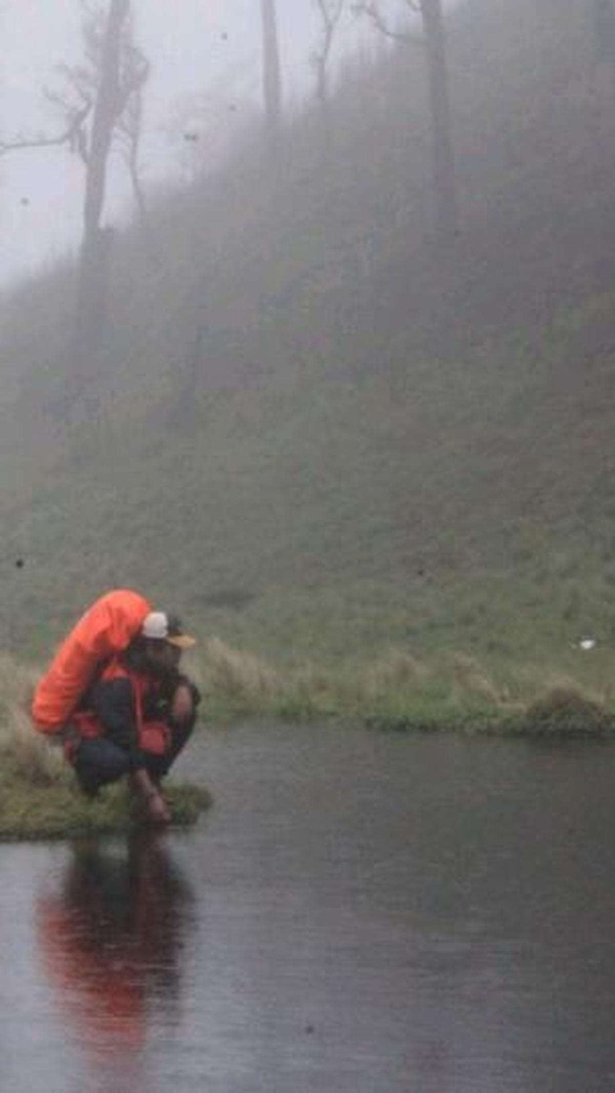 Sebelum ditemukan meninggal, korban sempat ditemukan pendaki lain sudah tak sadarkan diri.