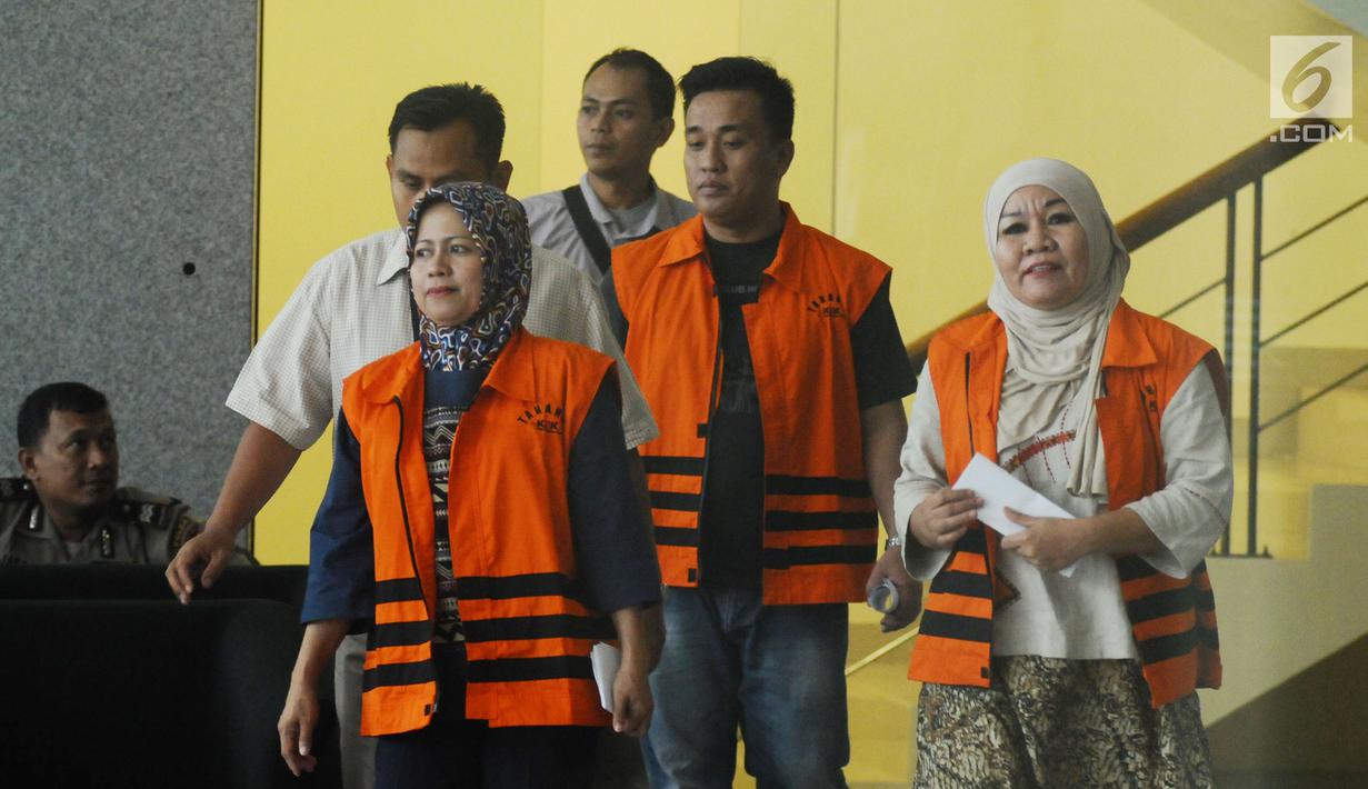 Hakim PN Tipikor Bengkulu nonaktif Dewi Suryana (kiri) bersama Syuhadatul Islamy (kanan) serta panitera pengganti, Hendra Kurniawan usai menjalani pemeriksaan lanjutan di Gedung KPK, Jakarta, Senin (25/9). (Liputan6.com/Helmi Fithriansyah)
