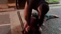 Tangkapan layar video viral anak perwira menengah Polri AKBP Achiruddin Hasibuan menganiaya seorang mahasiswa hingga babak belur. (Foto: akun Twitter @mazzini_gsp)