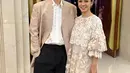 Andien Aisyah hadir bersama sang suami kenakan dress lace berlengan puff dengan sandal heels metalik [@andienaisyah]