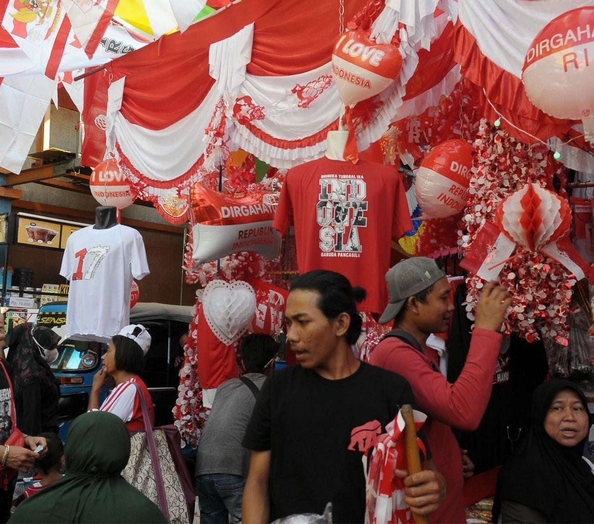 Jelang Hari Kemerdekaan Republik Indonesia ke-78 tahun, Pasar Jatinegara mulai menjual aksesoris merah putih.

Antusiasme warga terlihat dari animo daya beli masyarakat yang tinggi membeli ragam jenis pernak pernik tujuh belasan.