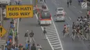 Kendaraan dinas milik polisi dilempari oleh massa aksi saat melintasi jalan tol seberang Gedung DPR/ MPR RI, Jakarta, Selasa (24/9/2019). Selain menutup ruas tol, kendaraan dinas pemerintah dan milik polisi jadi korban pelemparan dan perusakan oleh mahasiswa. (Liputan6.com/Faizal Fanani)
