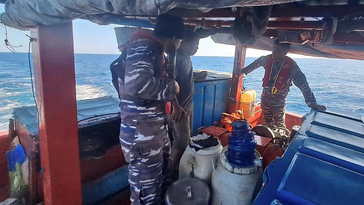 FOTO: TNI AL Amankan Kapal KM Rezeki, Gunakan Bom untuk Tangkap Ikan