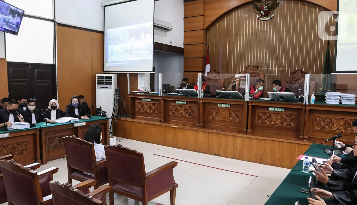 Suasana sidang Terdakwa Putri Candrawathi dalam kasus pembunuhan Brigadir Yosua Hutabarat di Pengadilan Negeri Jakarta Selatan, Rabu (18/1/2023). Putri Candrawathi dijerat dengan Pasal 340 KUHP subsider Pasal 338 KUHP juncto Pasal 55 Ayat 1 ke 1 KUHP. Ia dianggap menjadi bagian dari pembunuhan berencana terhadap Brigadir J pada 8 Juli 2022. (Liputan6.com/Johan Tallo)