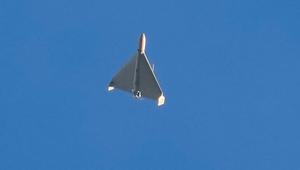 Drone Shahed buatan Iran yang diluncurkan Rusia terlihat melintas di langit beberapa detik sebelum menghantam bangunan di Kyiv, Ukraina, pada 17 Oktober 2022. (Dok. AP/Efrem Lukatsky, Arsip)