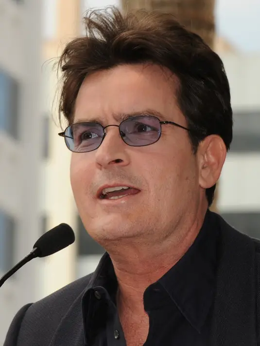 Charlie Sheen sekarang ini terbang dari Los Angeles menuju New York. Bintang film Two and a Half Men akan melakukan wawancara soal penyakit mematikan yang dideritanya itu bersama Matt Lauer dalam acara Today Show. (AFP/Bintang.com)