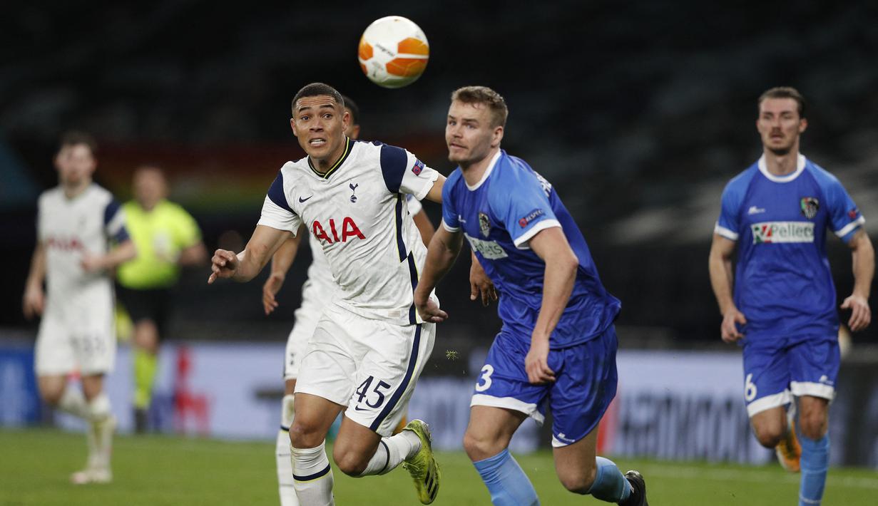 Bek Wolfsberger, Gustav Henriksson (kanan) berebut bola dengan striker Tottenham Hotspur, Carlos Vinicius dalam laga leg kedua babak 32 Besar Liga Europa 2020/21 di Tottenham Hotspur Stadium, Rabu (25/2/2021). Wolfsberger kalah 0-4 dari Tottenham. (AFP/Adrian Dennis)