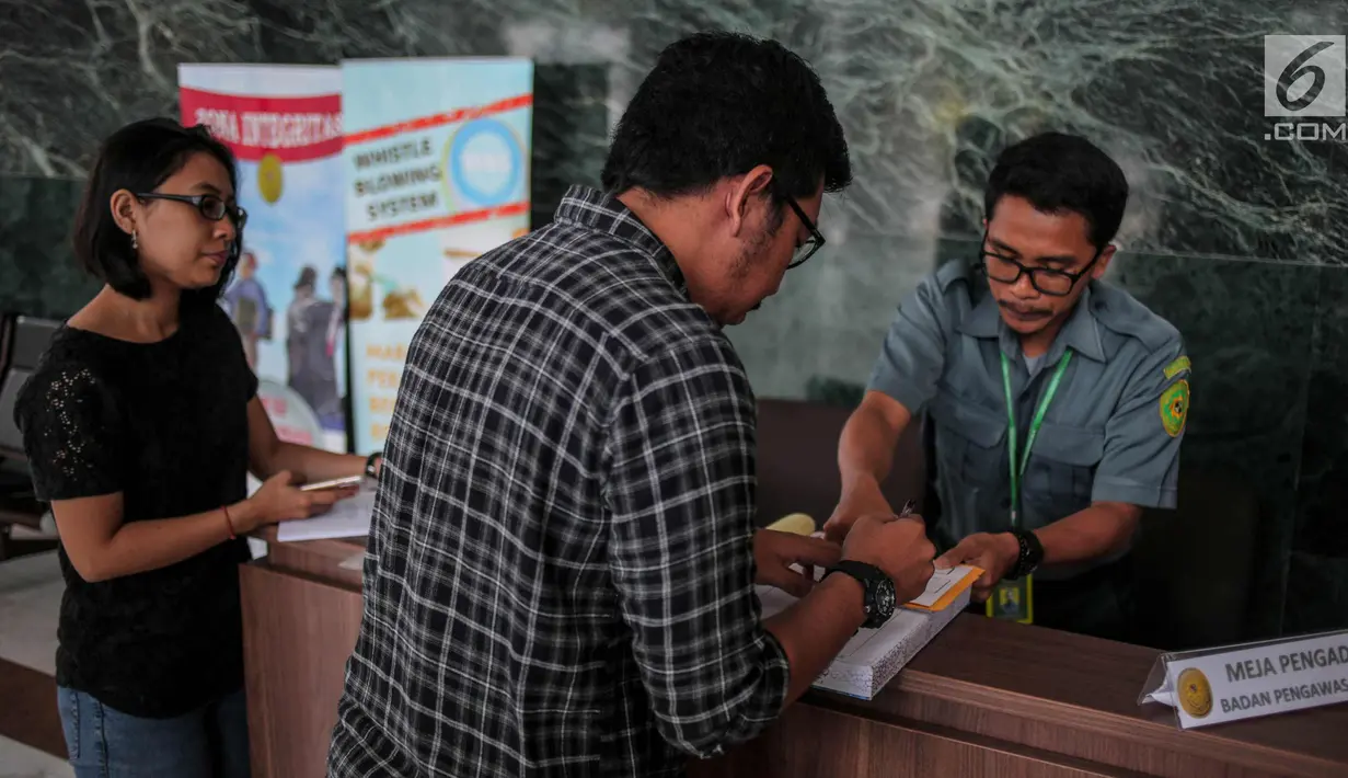 Pelapor tergabung dalam Koalisi Masyarakat Sipil Antikorupsi tiba di Bawas Mahkamah Agung, Jakarta, Kamis (5/10). Hakim Cepi dilaporkan karena pihaknya menilai terdapat sejumlah kejanggalan dalam sidang praperadilan tersebut. (Liputan6.com/Faizal Fanani)