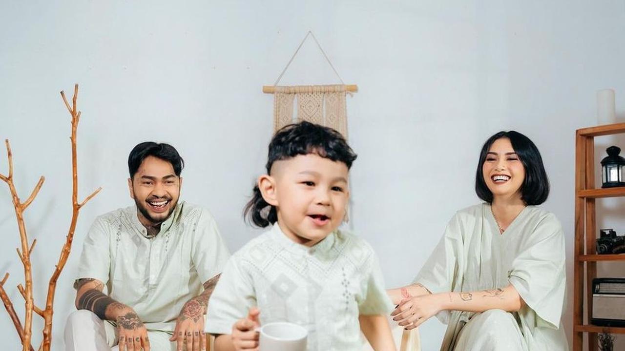 Onah Terlihat Gagah Pakai Baju Koko