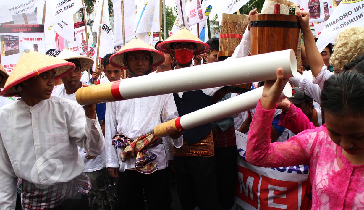 Ratusan petani yang tergabung dalam APTI melakukan aksi teatrikal di depan Kedutaan Besar Prancis, Jakarta, Selasa (9/6/2015). Dalam aksinya mereka meminta pemerintah Perancis untuk tidak mendiskriminasikan tembakau.  (Liputan6.com/Johan Tallo)