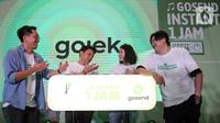 (Ki-Ka) Head of Logistics Gojek Steven Halim, GoSend Ambassador Ariel NOAH, Head of Marketing Logistics Gojek Marsela Renata dan Creative Director of Creative Labs Gojek Bahari Ck berbincang saat Remake Video "Ada Apa Denganmu" Jadi Strategi Ampuh GoSend Instant Jaminan 1 Jam Gaet Pengguna, di Jakarta (21/7/2022). (Liputan6.com/HO/Ading)