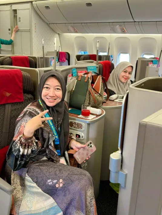 Tak kalah modis, ibunda Fardhana kenakan gamis multimotif dengan kerudung berwarna gelap. Ia juga kenakan sling bag cokelat dan kacamata hitam [@mom_ayting92_]