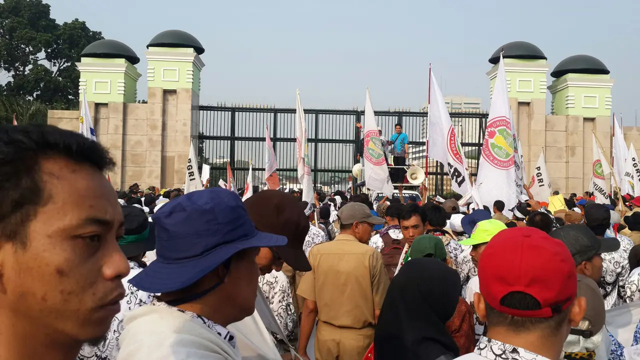 Demo Guru Honorer di Depan DPR