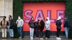Pembeli, beberapa mengenakan masker, mengantre untuk memasuki department store Selfridges menjelang penjualan Boxing Day di pusat kota London, Minggu (26/12/2021).  'Boxing Day' adalah hari saat toko-toko di Inggris menggelar diskon besar-besaran, sehari setelah Natal. (Niklas HALLE'N / AFP)