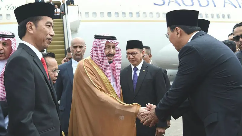 Gubernur DKI Jakarta Basuki Tjahaja Purnama alias Ahok menyalami Raja Salman saat tiba di Bandara Halim Perdanakusuma