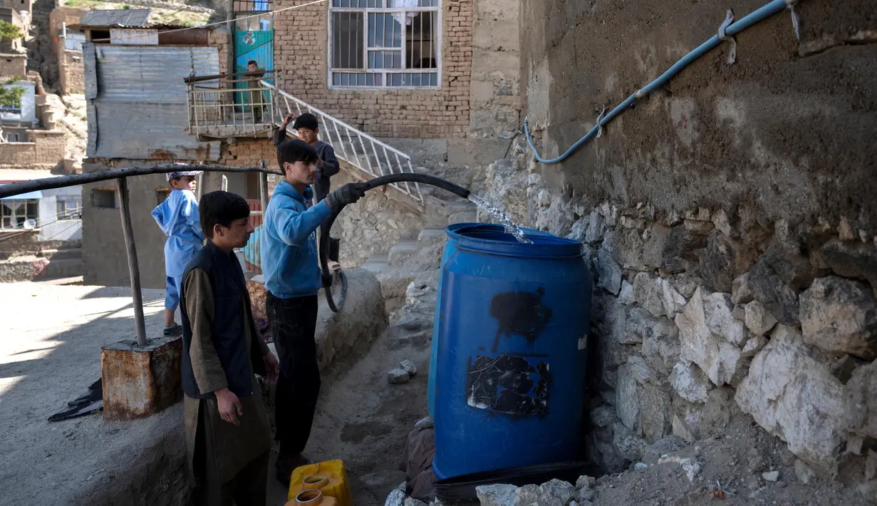Laporan tersebut juga menyatakan bahwa kondisi kekeringan yang parah, ketidakstabilan ekonomi, dan berbagai dampak mengerikan dari konflik berkepanjangan secara signifikan melemahkan infrastruktur air Afghanistan. (Wakil KOHSAR/AFP)