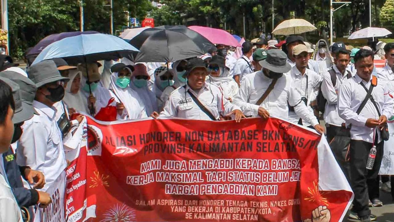 FOTO: Ribuan Honorer Non-Database Geruduk Monas, Tuntut Kepastian Status dan Perlindungan Kerja