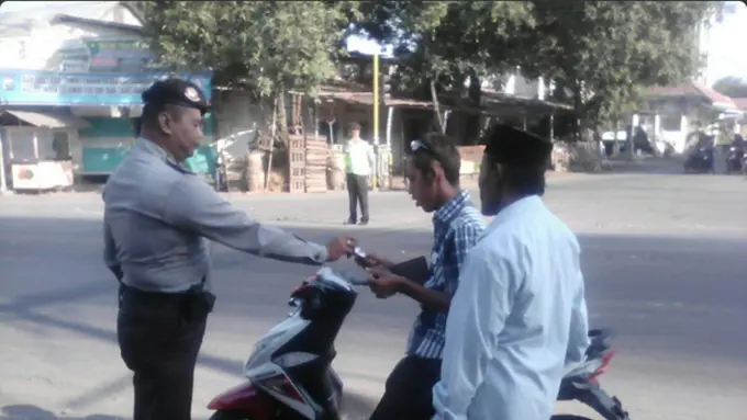 Sosialisasikan Penggunaan Helm, Polres Ngawi Bikin Meme Lucu!