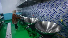 Petugas menyiapkan dapur sesaat sebelum Grand Launching Nasional Satuan Pelayanan Pemenuhan Gizi (SPPG) Terintegrasi di Lapangan Dapur SPPG-MBG kawasan Tanah Sareal Kota Bogor, Jawa Barat, Selasa (23/12/2025). Kepala Badan Gizi Nasional (BGN), Dadan Hindayana bersama Ketua Umum Pemberdayaan Perempuan UMKM Indonesia (PPUMI), Munifah Syarwani menyaksikan langsung operasional dapur Satuan Pelayanan Pemenuhan Gizi (SPPG) dalam Grand Launching Nasional SPPG Terintegrasi di kawasan Tanah Sareal, Kota Bogor, Jawa Barat, Selasa (23/12/2025). (merdeka.com/Arie Basuki)