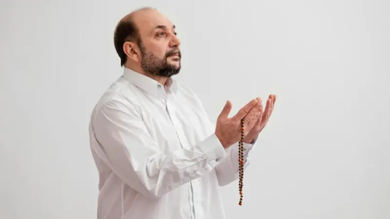 Ilustrasi muslim berdoa, berzikir, Islami