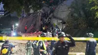 Petugas penyelamat menyisir reruntuhan bangunan yang ambruk untuk mencari korban selamat setelah dua gempa besar mengguncang Caracas, Venezuela, Rabu (24/6/2026). (Dok. AP/Ariana Cubillos)