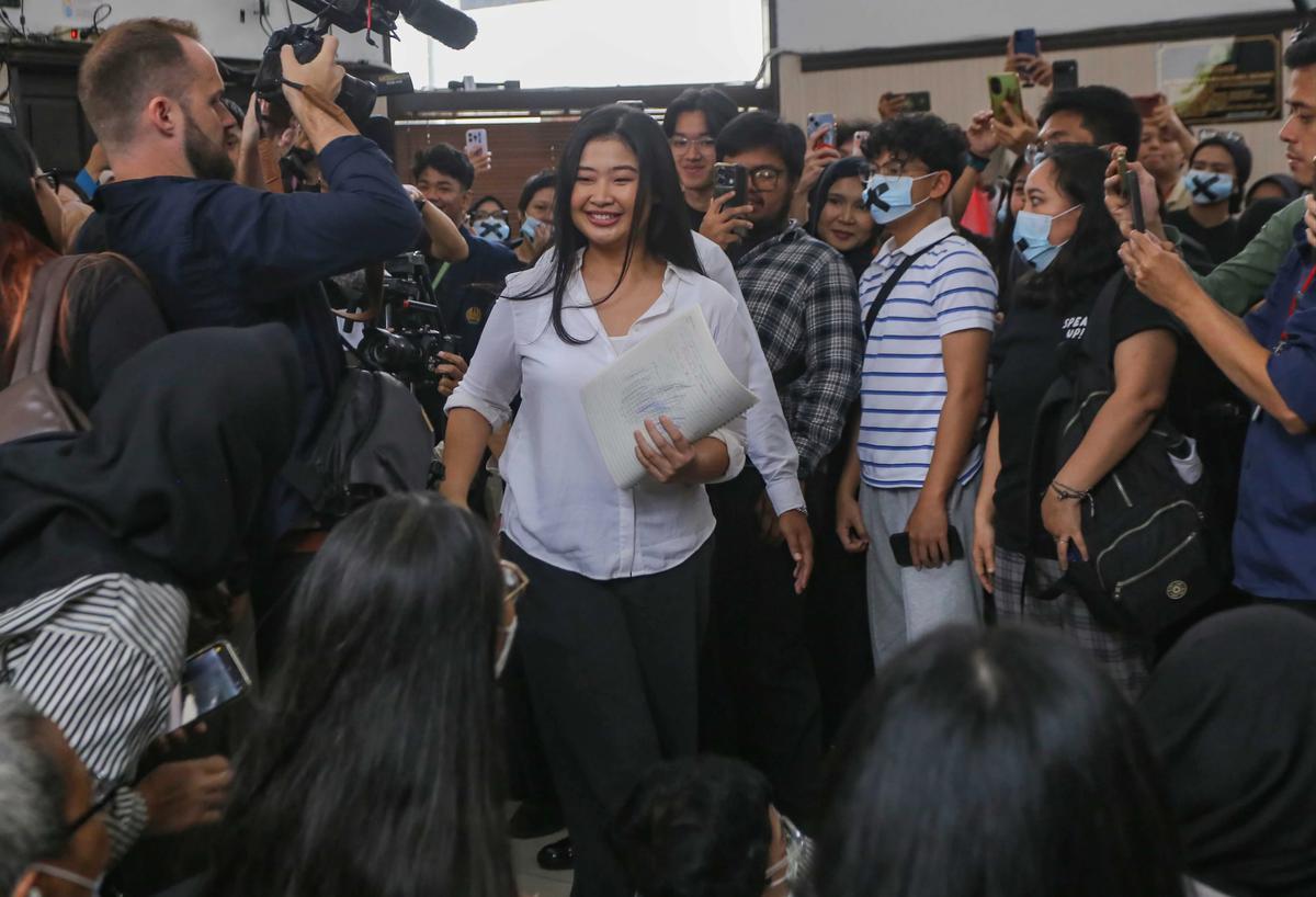 FOTO: Laras Faizati Bebas Bersyarat Usai Sidang Vonis Penghasutan