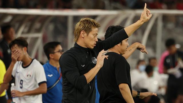Foto: Sibuknya Keisuke Honda di Bench Pemain Kamboja saat Melawan Timnas Indonesia di Piala AFF 2022