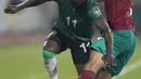 Penyerang Malawi Gabadinho Mhango berebut bola dengan bek Maroko Adam Masina pada babak 16 besar Piala Afrika 2021 di Ahmadou Ahidjo Stadium, Yaounde, Rabu (26/1/2022) dini hari WIB.  Achraf Hakimi menjadi penentu kemenangan Maroko atas Malawi, 2-1. (AP Photo/Themba Hadebe)