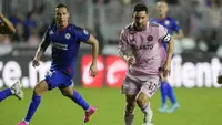 Aksi Lionel Messi dalam debutnya bersama Inter Miami pada pertandingan Piala Liga melawan Cruz Azul, Sabtu (22/7/2023) pagi WIB. (AP Photo/Lynne Sladky)