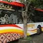 Bus Gatotkaca yang dikemudikan Wali Kota Solo menabrak pohon dan kacanya pecah.(Liputan6.com/Fajar Abrori)