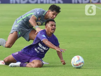 Pemain Persebaya Surabaya, Bruno Moreira (kiri) berebut bola dengan pemain Persita Tangerang, Ambrizal Umanailo pada lanjutan BRI Liga 1 di Stadion Indomilk Arena, Jumat (23/2/2024). (Bola.com/M Iqbal Ichsan)